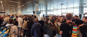 Gefährliche Nähe. Am Flughafen Tegel herrscht Gedrängel.