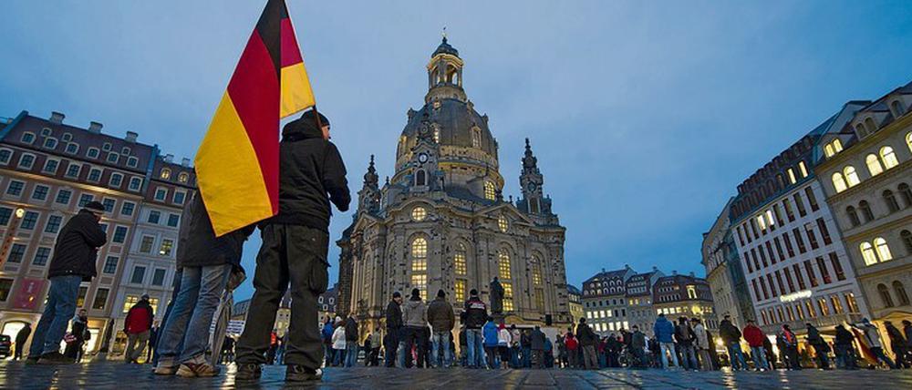 Pegida-Demonstration vor der Frauenkirche in Dresden. 