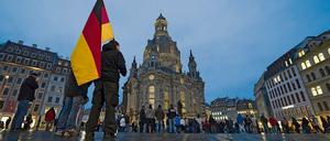Pegida-Demonstration vor der Frauenkirche in Dresden. 