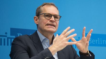 11.03.2020, Berlin: Michael Müller (SPD), Berlins Regierender Bürgermeister, äußert sich auf einer Pressekonferenz zu den Folgen des Coronavirus. Die Berliner Gesundheitsverwaltung hat größere Veranstaltungen und Versammlungen bis zum Ende der Osterferien untersagt. Veranstaltungen ab 1000 Personen seien bis einschließlich 19. April untersagt. 