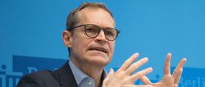 11.03.2020, Berlin: Michael Müller (SPD), Berlins Regierender Bürgermeister, äußert sich auf einer Pressekonferenz zu den Folgen des Coronavirus. Die Berliner Gesundheitsverwaltung hat größere Veranstaltungen und Versammlungen bis zum Ende der Osterferien untersagt. Veranstaltungen ab 1000 Personen seien bis einschließlich 19. April untersagt. 