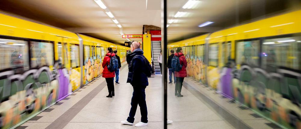 Weil wegen der Coronakrise weniger Menschen mitfahren, dünnte die BVG den Takt aus.