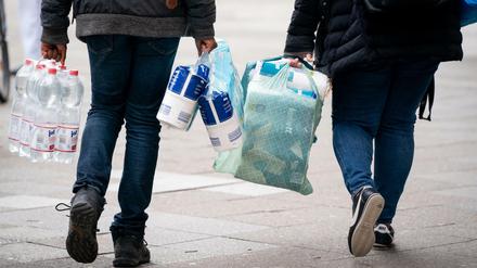 Vor allem mit Klopapier und Küchenrollen decken sich die Menschen derzeit ein - und zwar reichlich.