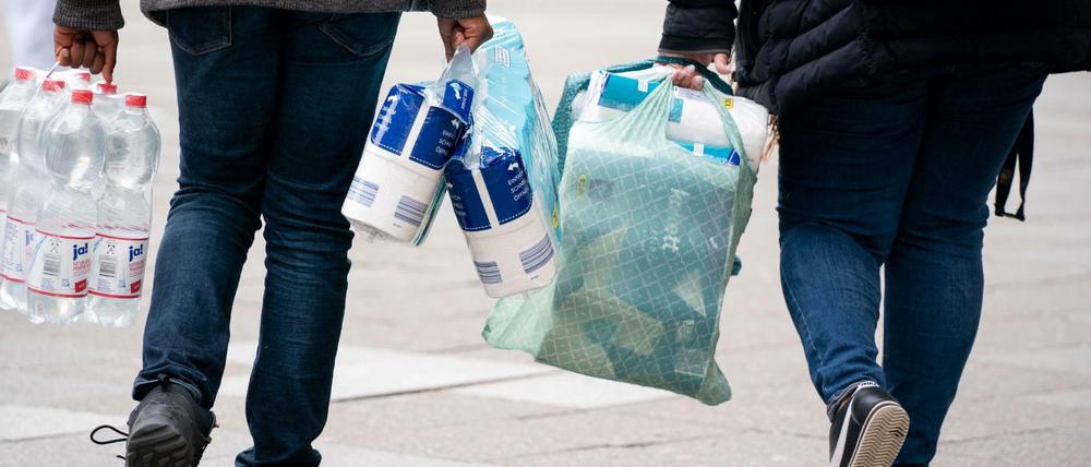 Vor allem mit Klopapier und Küchenrollen decken sich die Menschen derzeit ein - und zwar reichlich.
