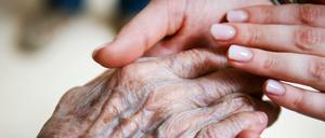 Ältere Menschen haben oft wenig soziale Kontakte – wenn die wegfallen, kann das schlimme Folgen haben.