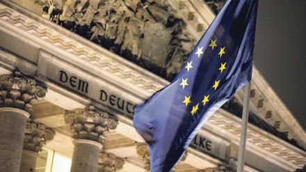 Es gibt Streit um die Frage, ob die Kredite aus dem ESM bedingungslos gewährt werden sollen. Deutschland steht hier wieder gegen die südlichen EU-Länder.