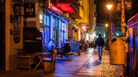 Während die Bars geschlossen sind, sitzen Menschen vor den Spätkaufs am Berliner Ostkreuz.
