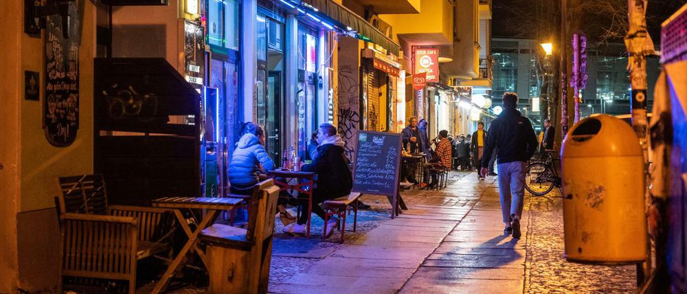 Während die Bars geschlossen sind, sitzen Menschen vor den Spätkaufs am Berliner Ostkreuz.
