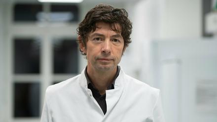 Christian Drosten, Direktor des Instituts für Virologie an der Charité in Berlin, steht im Institut für Virologie an der Charité Berlin Mitte, in dem Untersuchungen zum Coronavirus laufen. 