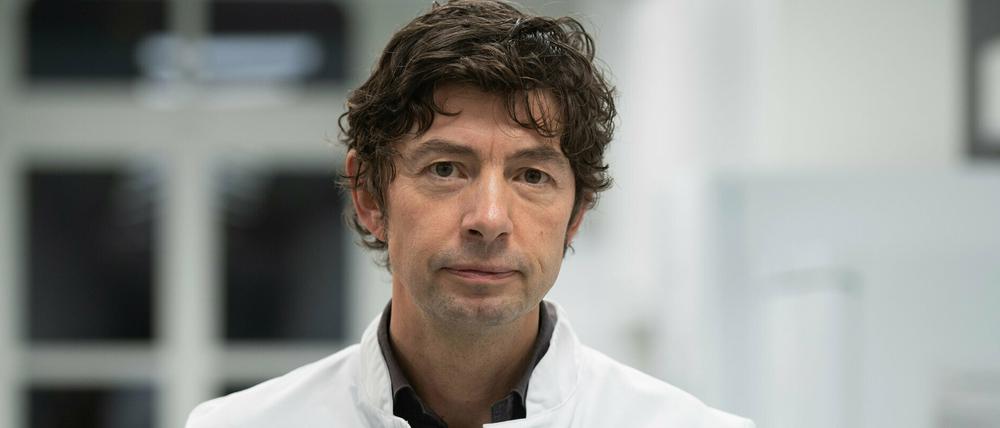 Christian Drosten, Direktor des Instituts für Virologie an der Charité in Berlin, steht im Institut für Virologie an der Charité Berlin Mitte, in dem Untersuchungen zum Coronavirus laufen.