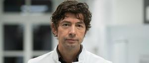 Christian Drosten, Direktor des Instituts für Virologie an der Charité in Berlin, steht im Institut für Virologie an der Charité Berlin Mitte, in dem Untersuchungen zum Coronavirus laufen.