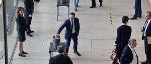 Bundestag in Corona-Zeiten:  Außenminister Heiko Maas gibt seine Stimme ab.