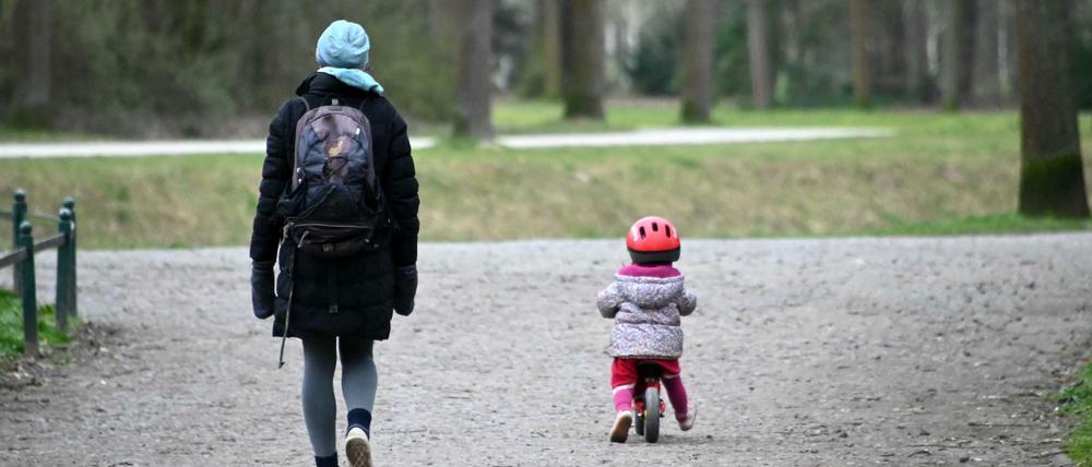  Eine Mutter ist mit ihrem Kind im Park unterwegs. Wird das jetzt verboten?