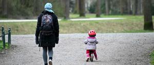 Eine Mutter ist mit ihrem Kind im Park unterwegs. Wird das jetzt verboten?