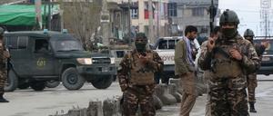 Angriff auf einen Sikh-Tempel: Soldaten am Tatort in Kabul