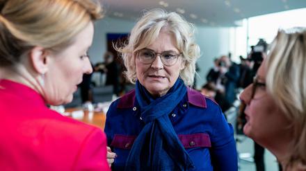 Gerahmt in Rot: Justizministerin Lambrecht (m.) sollte von ihrem Vetorecht Gebrauch machen.