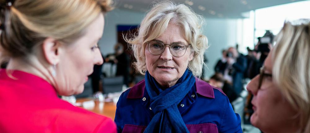 Gerahmt in Rot: Justizministerin Lambrecht (m.) sollte von ihrem Vetorecht Gebrauch machen.