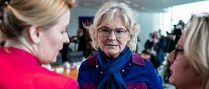 Gerahmt in Rot: Justizministerin Lambrecht (m.) sollte von ihrem Vetorecht Gebrauch machen.