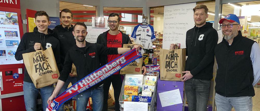 Neue Rollen. Die Hüttenberger Handballprofis sind nun zweimal pro Woche unterwegs, um Hilfsbedürftigen ihre Einkäufe zu übergeben.