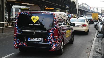 Ein Van vom BerlKönig, dem Fahrservice der BVG im Prenzlauer Berg. 