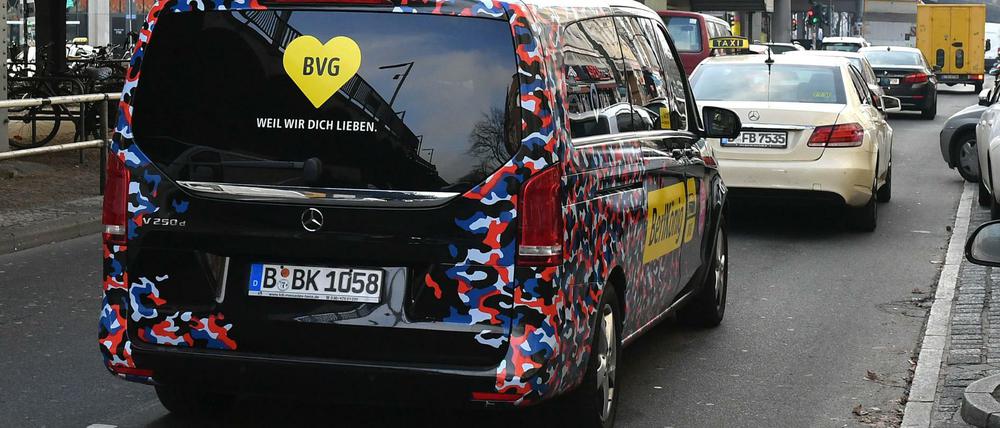 Ein Van vom BerlKönig, dem Fahrservice der BVG im Prenzlauer Berg.