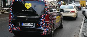 Ein Van vom BerlKönig, dem Fahrservice der BVG im Prenzlauer Berg. 
