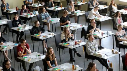 Nah beieinander: Schülerinnen und Schüler vor der Abiprüfung im Jahr 2018 (Symbolbild).