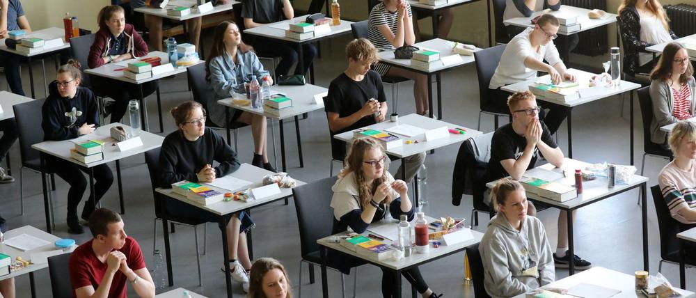 Nah beieinander: Schülerinnen und Schüler vor der Abiprüfung im Jahr 2018 (Symbolbild).