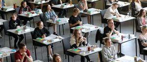 Nah beieinander: Schülerinnen und Schüler vor der Abiprüfung im Jahr 2018 (Symbolbild).