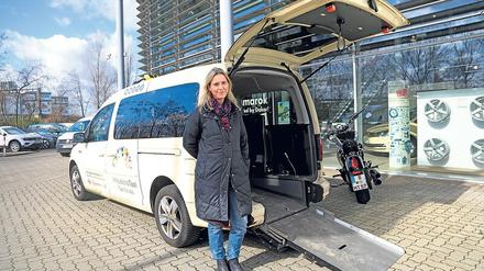 Taxiunternehmerin Anke Hübner vor ihrem Inklusionstaxi.