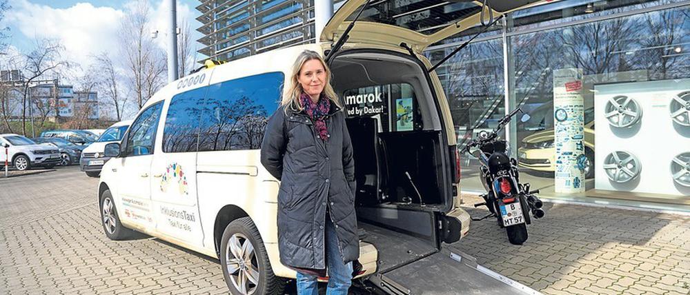 Taxiunternehmerin Anke Hübner vor ihrem Inklusionstaxi.
