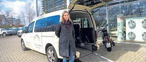 Taxiunternehmerin Anke Hübner vor ihrem Inklusionstaxi.