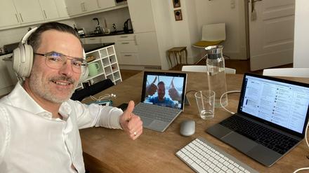 Stefan Franzke, Chef Berlin Partner für Wirtschaft und Technologie, macht ein Selfie in seiner privaten Küche, die ihm ab jetzt auf unbestimmte Zeit als Büro dient.