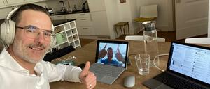 Stefan Franzke, Chef Berlin Partner für Wirtschaft und Technologie, macht ein Selfie in seiner privaten Küche, die ihm ab jetzt auf unbestimmte Zeit als Büro dient.