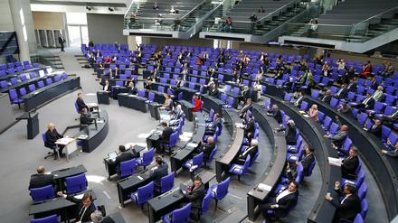 Abstimmung per Hand, in der 154. Sitzung Deutscher Bundestag im Reichstag in Berlin, Thema: staatliche Hilfen in der Corona-Krise.