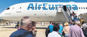 Der Pauschalreisemarkt ist wegen der Pandemie fast komplett zum Erliegen gekommen. Auch Fluggesellschaften haben den Betrieb fast komplett eingestellt.