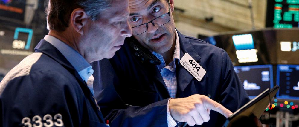 Traders work on the floor of the New York Stock Exchange (NYSE) in New York City, U.S., December 2, 2021. REUTERS/Brendan McDermid