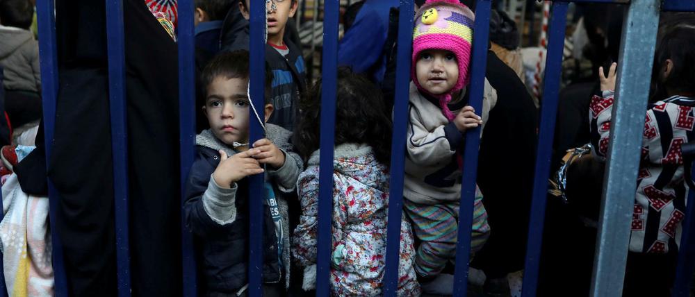 Anstehen für die Registrierung: Flüchtlingskinder im Lager Moria auf der griechischen Insel Lesbos.