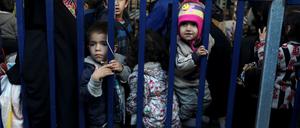 Anstehen für die Registrierung: Flüchtlingskinder im Lager Moria auf der griechischen Insel Lesbos. 