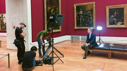 Alternative Youtube: Dreharbeiten einer „Kunstminute“, in der Werke aus der Sammlung der Alten Pinakothek vorgestellt werden. 