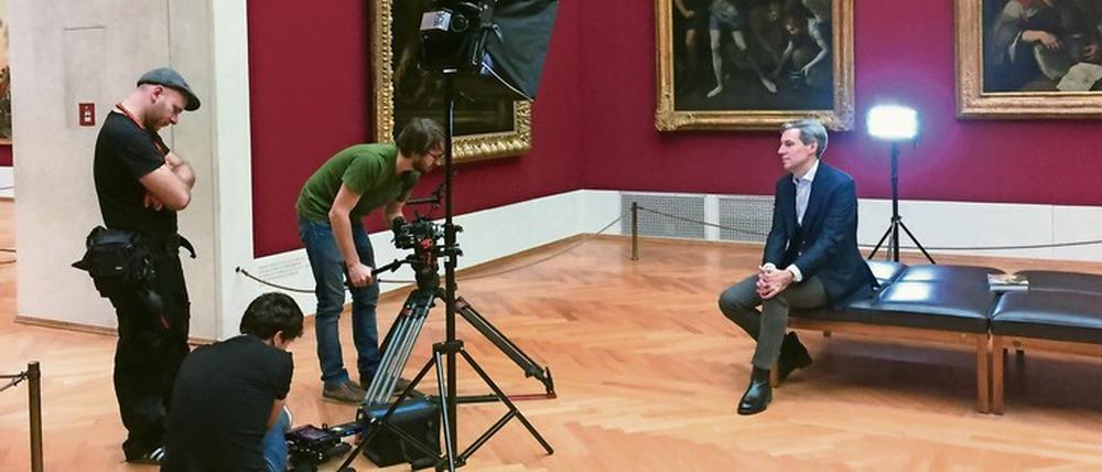 Alternative Youtube: Dreharbeiten einer „Kunstminute“, in der Werke aus der Sammlung der Alten Pinakothek vorgestellt werden.