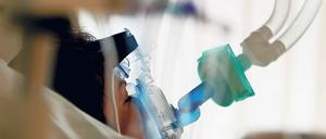 Eine Patienten wird in einem Krankenhaus mit einer Beatmungsmaschine versorgt.