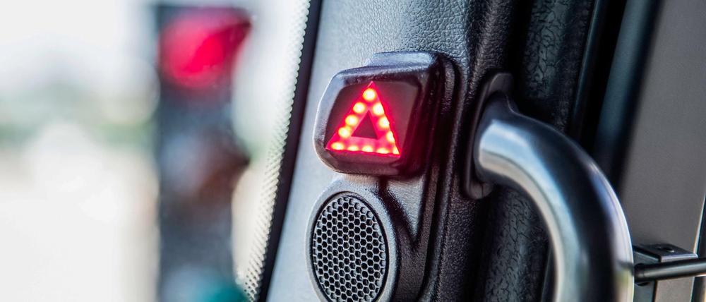 Einige Lkw sind ab Werk mit Abbiegeassistenten ausgestattet - aber viele Spediteure scheuen die Mehrkosten.