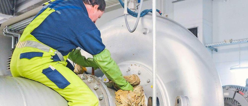 In den Abwasserpumpwerken können Feuchttücher so verklumpen, dass sie Pumpen blockieren.
