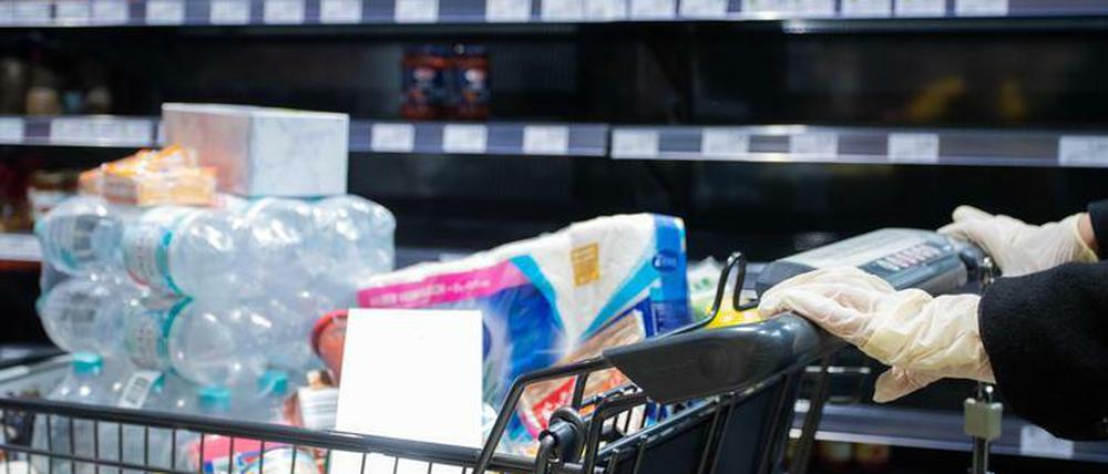 Die deutschen Supermarktkunden hamstern weiterhin Produkte des täglichen Bedarfs.