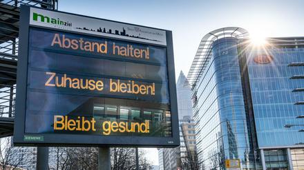 Ein Schild an einer Straße im menschenleeren Frankfurt/Main