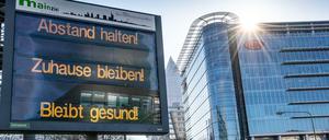 Ein Schild an einer Straße im menschenleeren Frankfurt/Main