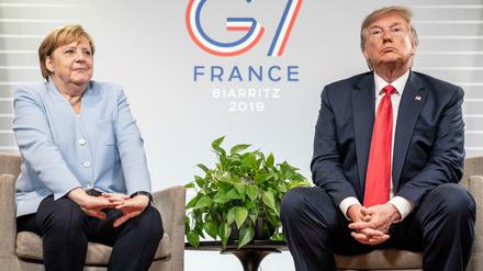 Viel mehr Entfernung zwischen Frau und Mann ist kaum möglich. Die unterschiedlichen Auffassungen von Demokratie sind Angela Merkel und Donald Trump ins Gesicht geschrieben - hier beim G7-Gipfel im französischen Biarritz im vergangenen August.