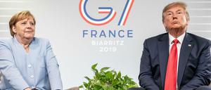 Viel mehr Entfernung zwischen Frau und Mann ist kaum möglich. Die unterschiedlichen Auffassungen von Demokratie sind Angela Merkel und Donald Trump ins Gesicht geschrieben - hier beim G7-Gipfel im französischen Biarritz im vergangenen August.