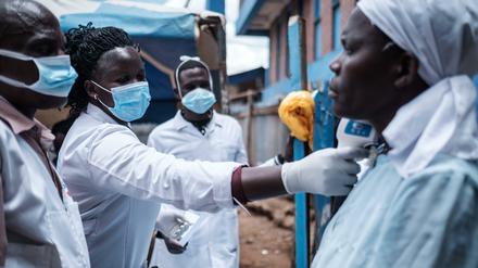 Ärzte im Slum Kibera der kenianischen Hauptstadt Nairobi